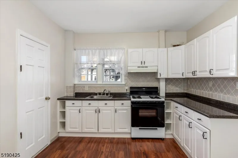 16 Smith St #1stFL - Photo 3 of 10