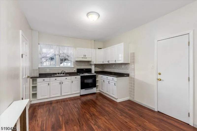 16 Smith St #1stFL - Photo 4 of 10