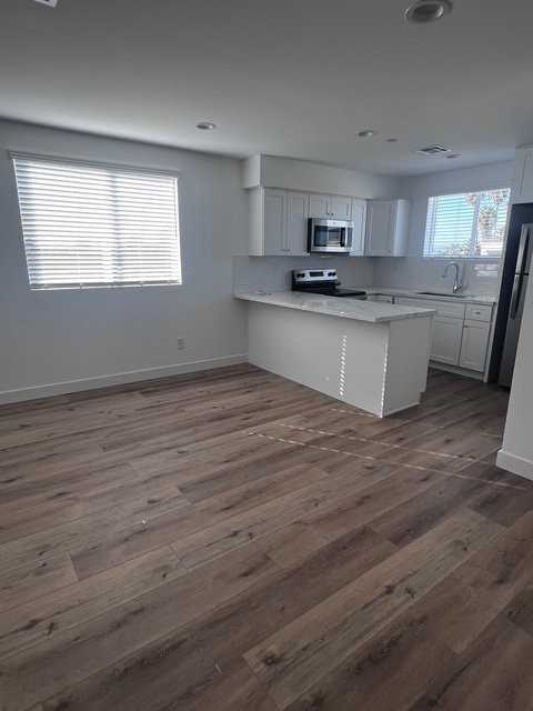 447 1/2 W 74th St - Photo 2 of 12