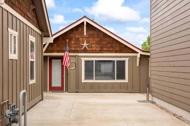 233 Nw Cedar Ave #D - Photo 2 of 3