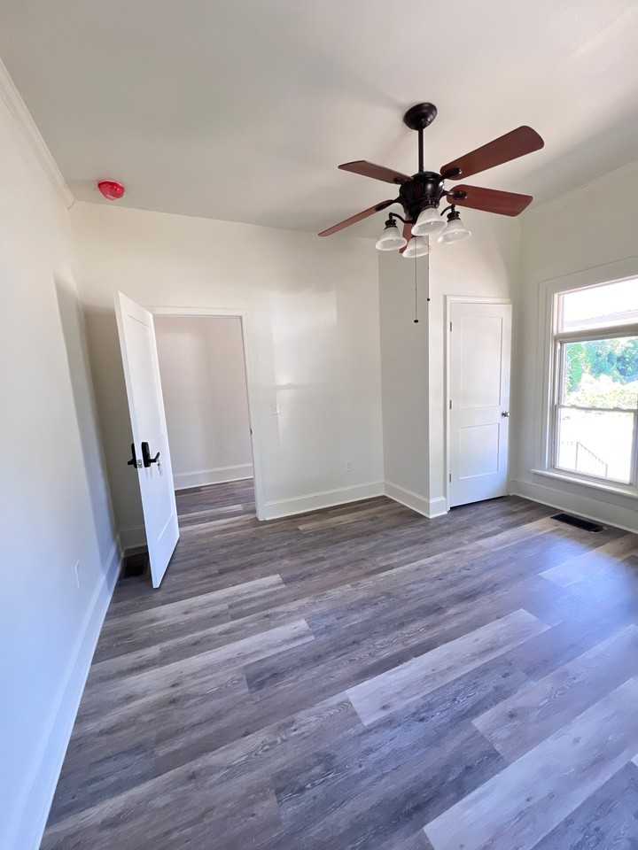 1303 N Jackson Ave - Photo 6 of 13