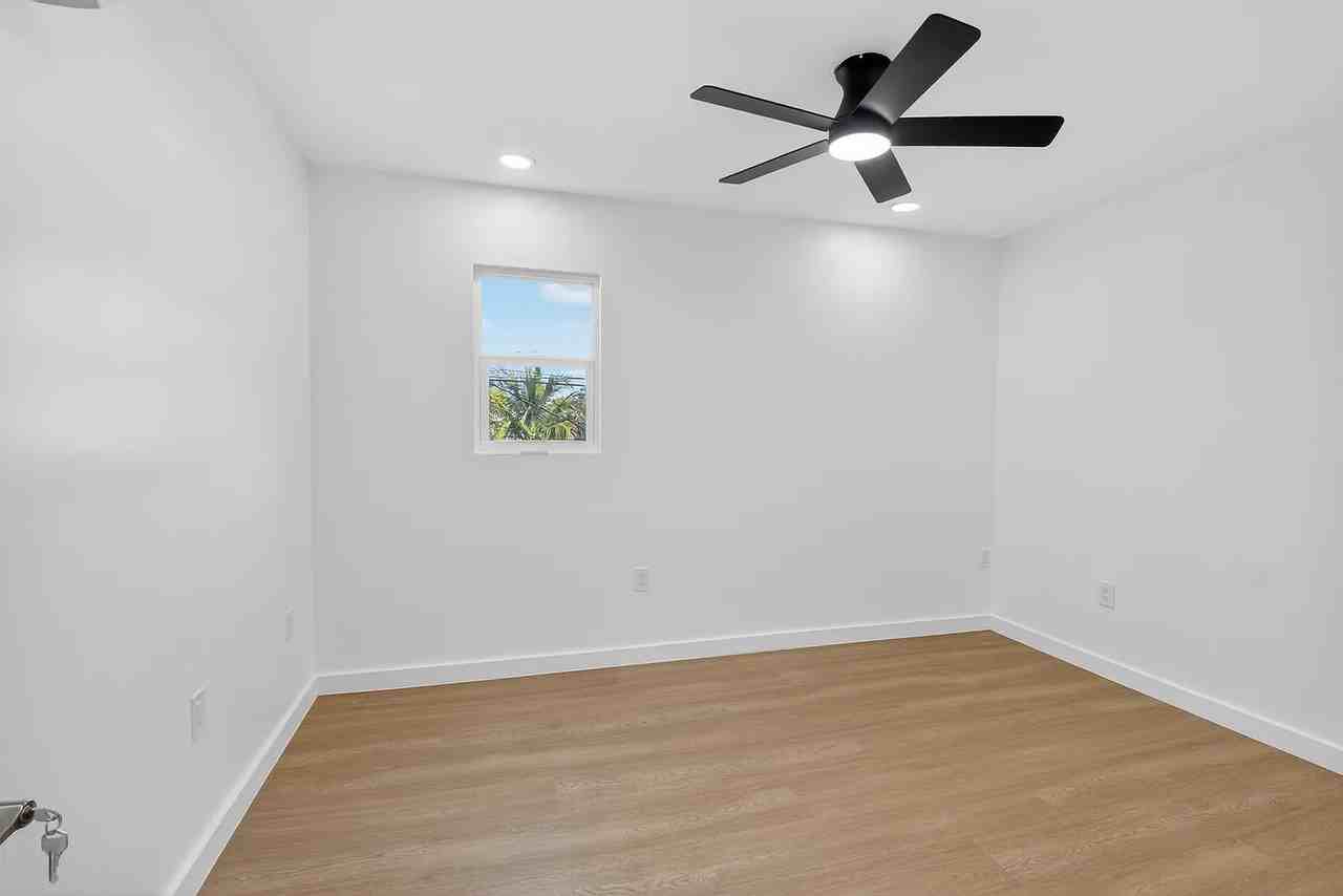 379 Nw 23rd St - Photo 3 of 9