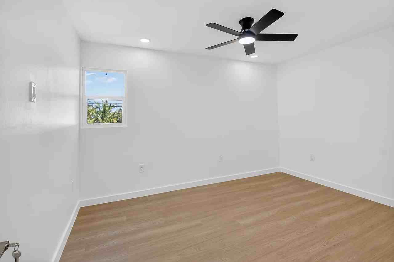 379 Nw 23rd St - Photo 6 of 9