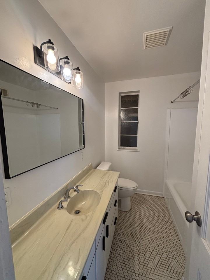 1402 E 51st St #1 - Photo 7 of 9