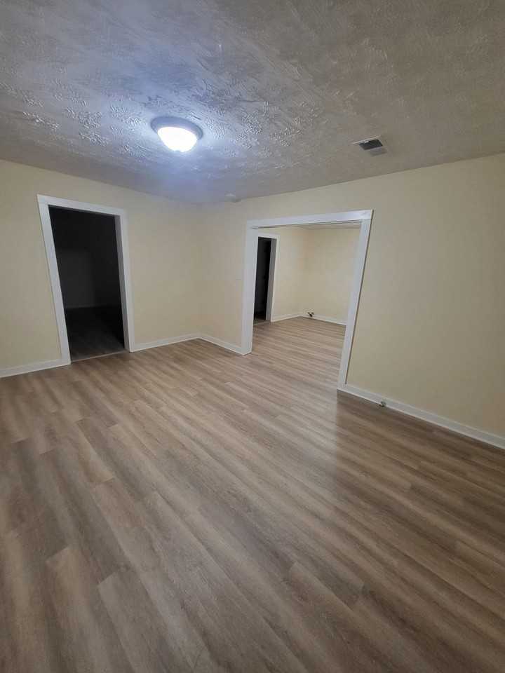 1410 N 12th Ave - Photo 3 of 8