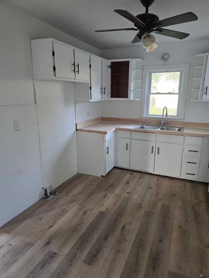 1210 N Webster St - Photo 4 of 12