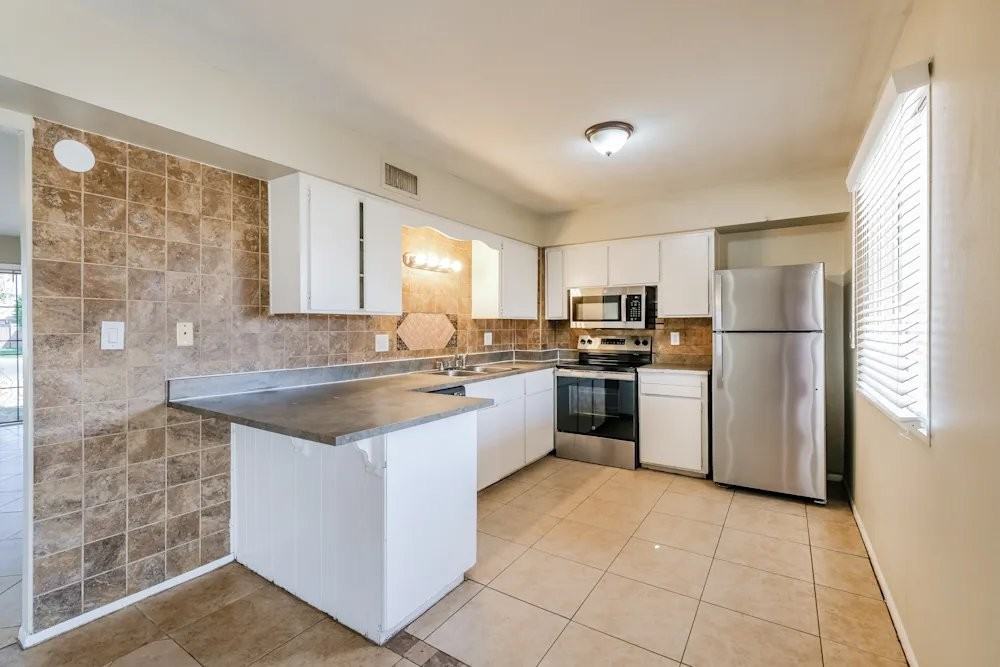 3154N N 64th Dr - Photo 6 of 12