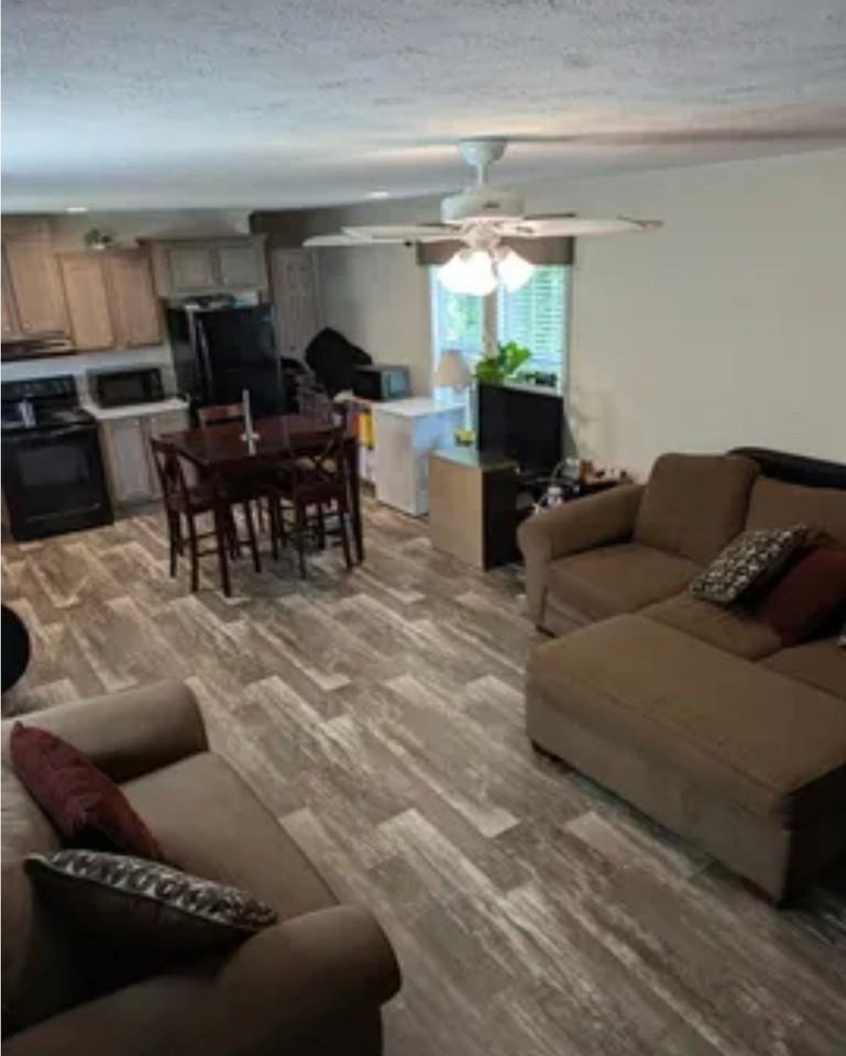255 Greenview Cir - Photo 2 of 13