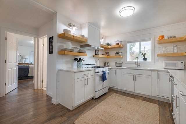 145 W Ct - Photo 2 of 17