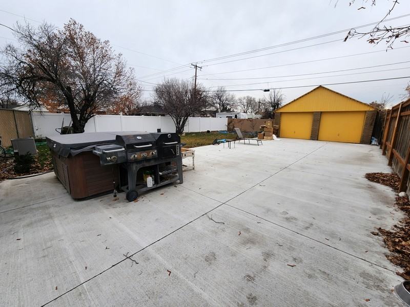 211 E Maple St - Photo 2 of 16