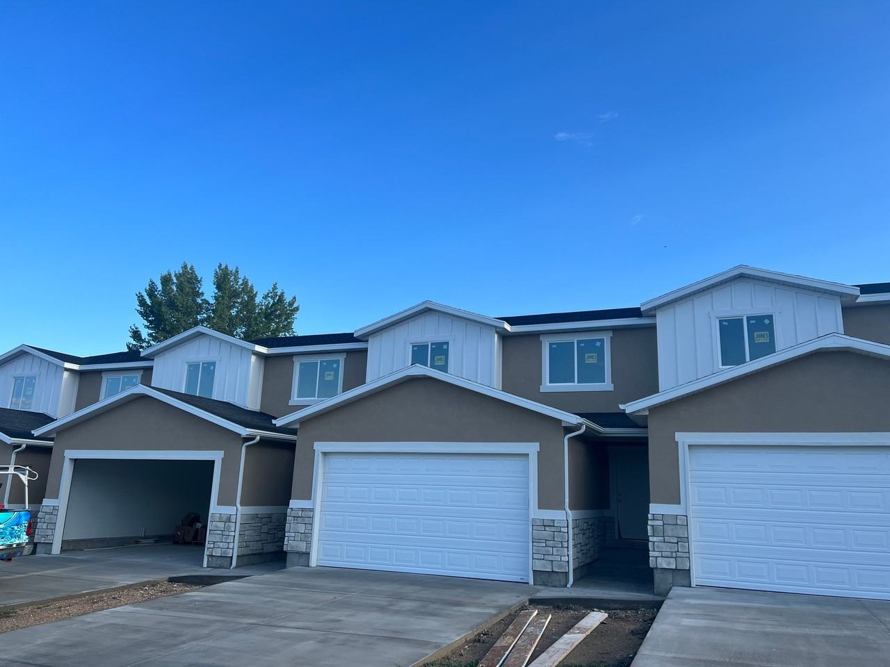 447 Es - Photo 2 of 48