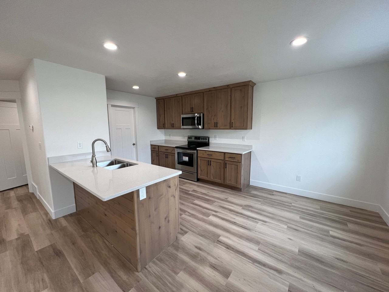 447 Es - Photo 3 of 48