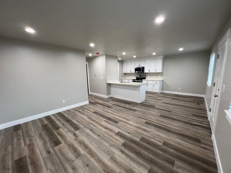447 Es - Photo 5 of 48