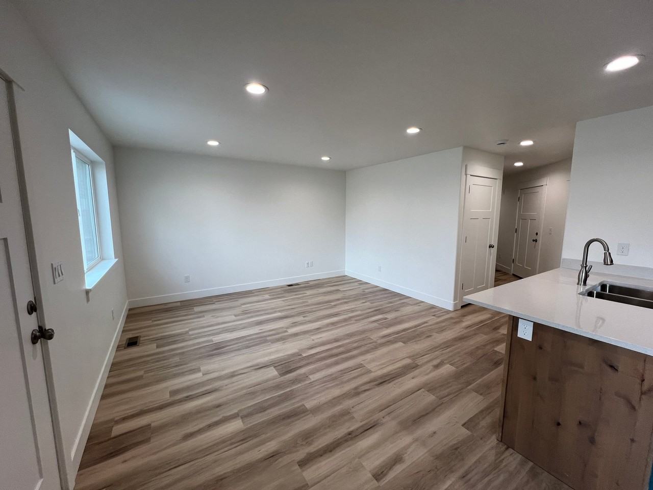 447 Es - Photo 7 of 48
