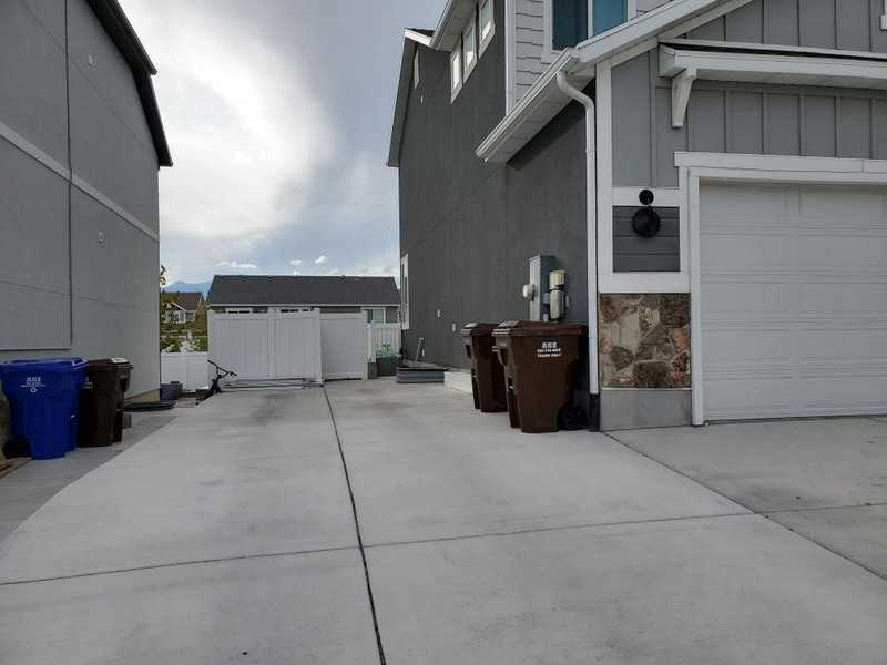 9773 N Bridge St - Photo 2 of 17
