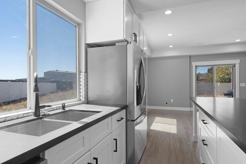 1047 Boston Ct - Photo 3 of 10