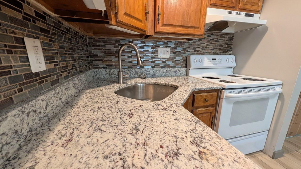 17 Regan St #5B - Photo 3 of 12