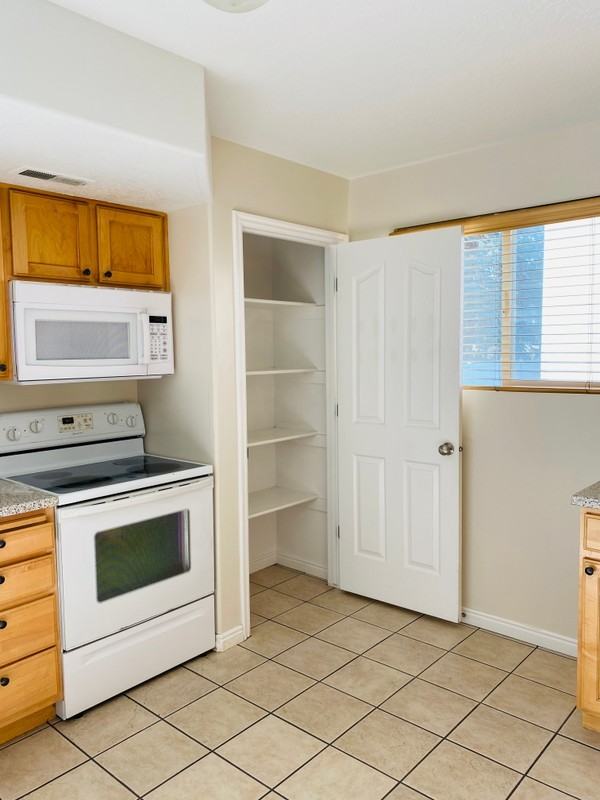 428 E Park Oak Pl - Photo 4 of 36