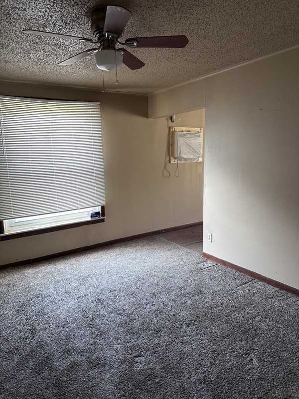 406 S Pine St - Photo 4 of 12