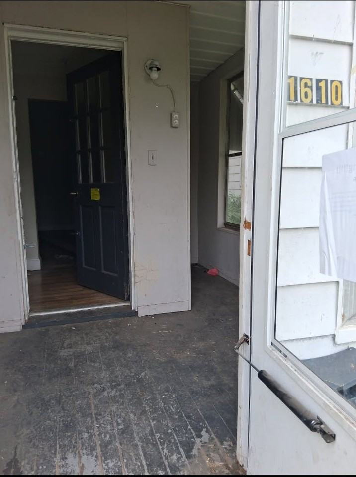 1610 S Lydia Ave - Photo 2 of 20
