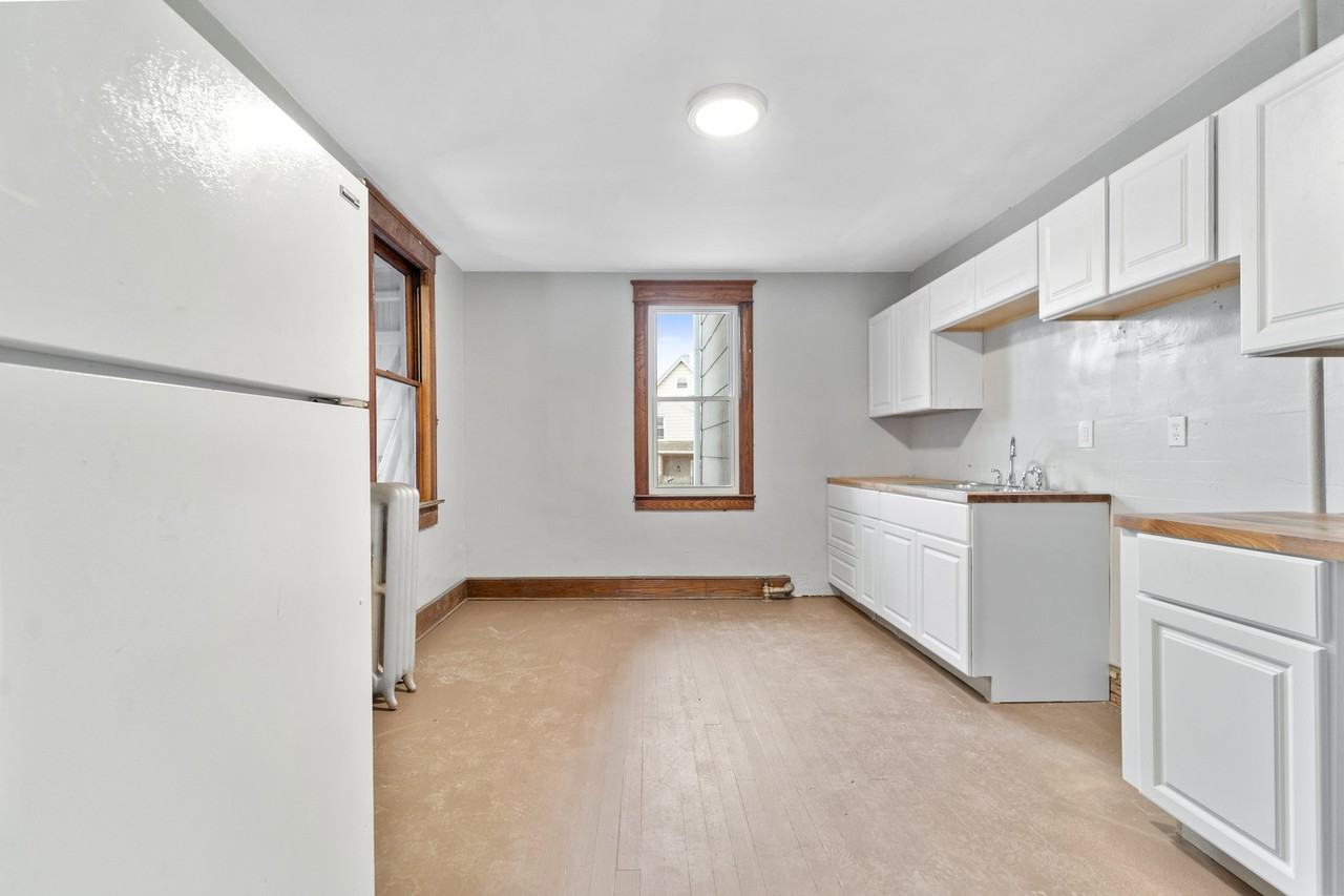 4 Baxter St #LEFT - Photo 2 of 9