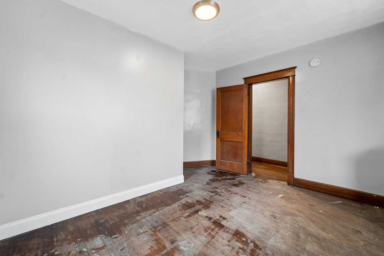 4 Baxter St #LEFT - Photo 5 of 9