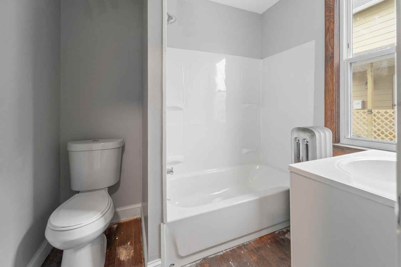 4 Baxter St #LEFT - Photo 6 of 9