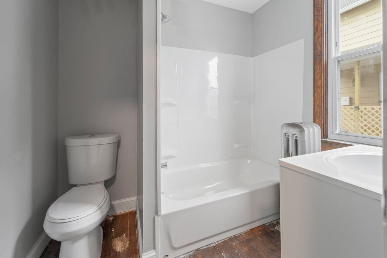 4 Baxter St #LEFT - Photo 7 of 9