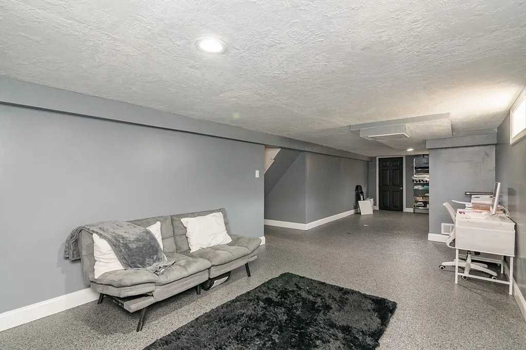 412 Granby Rd - Photo 7 of 10