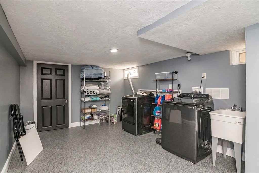 412 Granby Rd - Photo 4 of 9