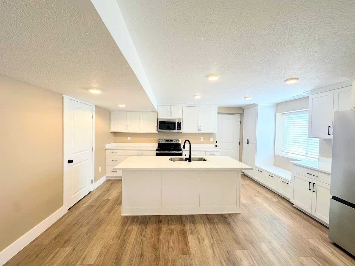 1624 Sw - Photo 2 of 35