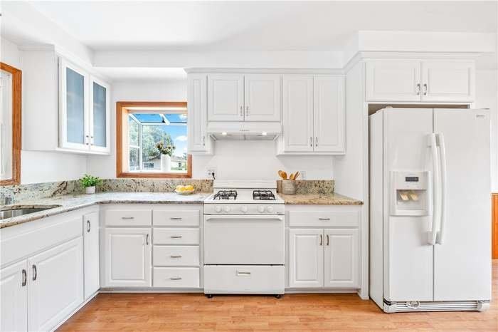 12312 Louise St - Photo 3 of 20