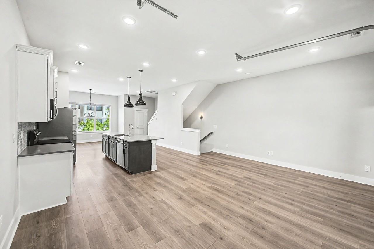 221 Stonecrest Cir - Photo 5 of 20