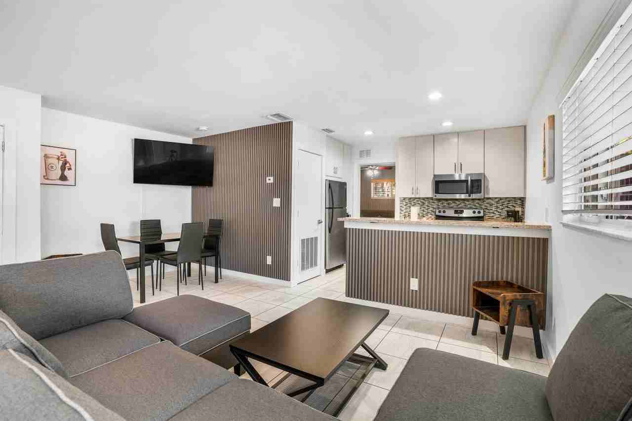 202 N Fremont Ave #10 - Photo 5 of 18