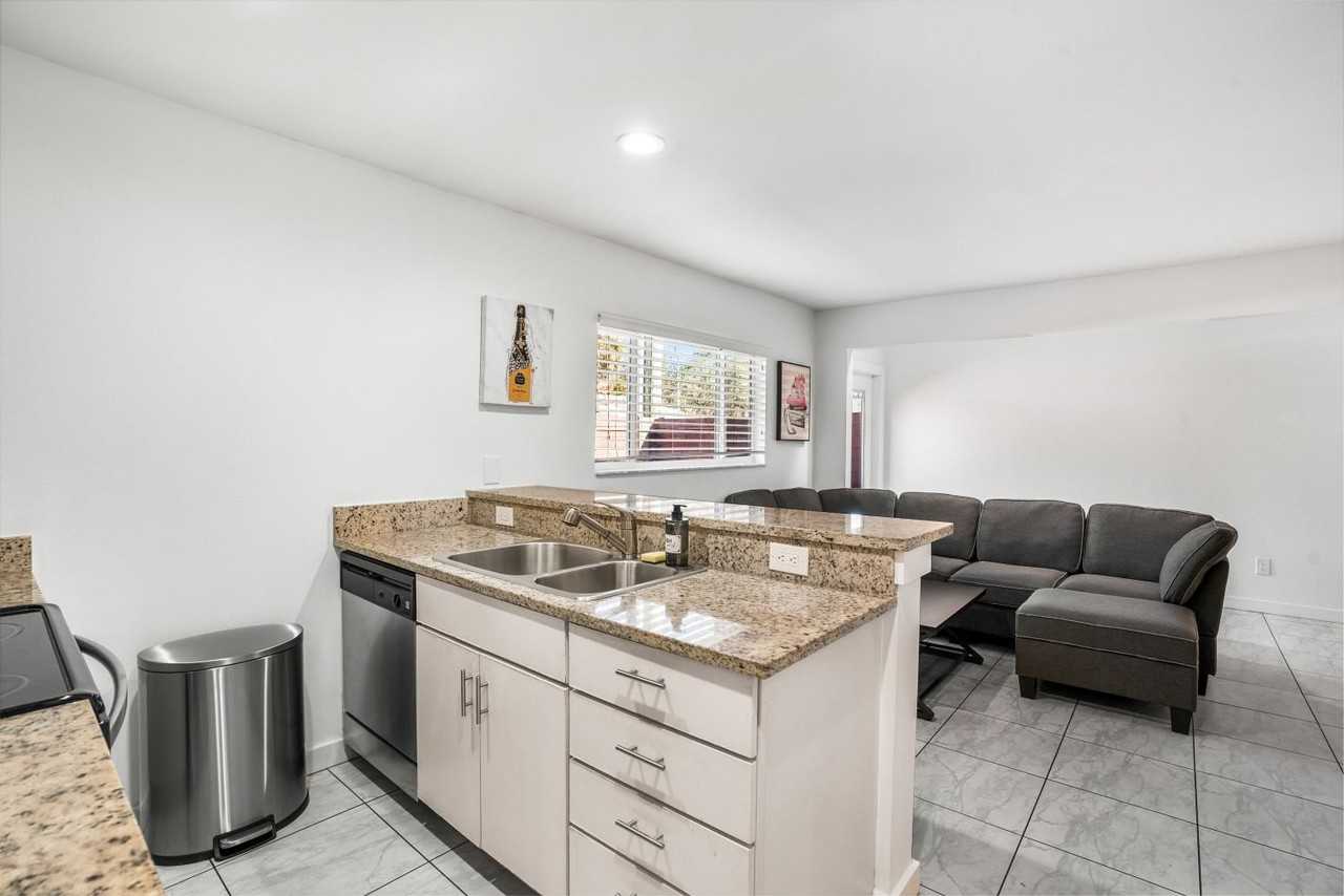 202 N Fremont Ave #10 - Photo 7 of 18