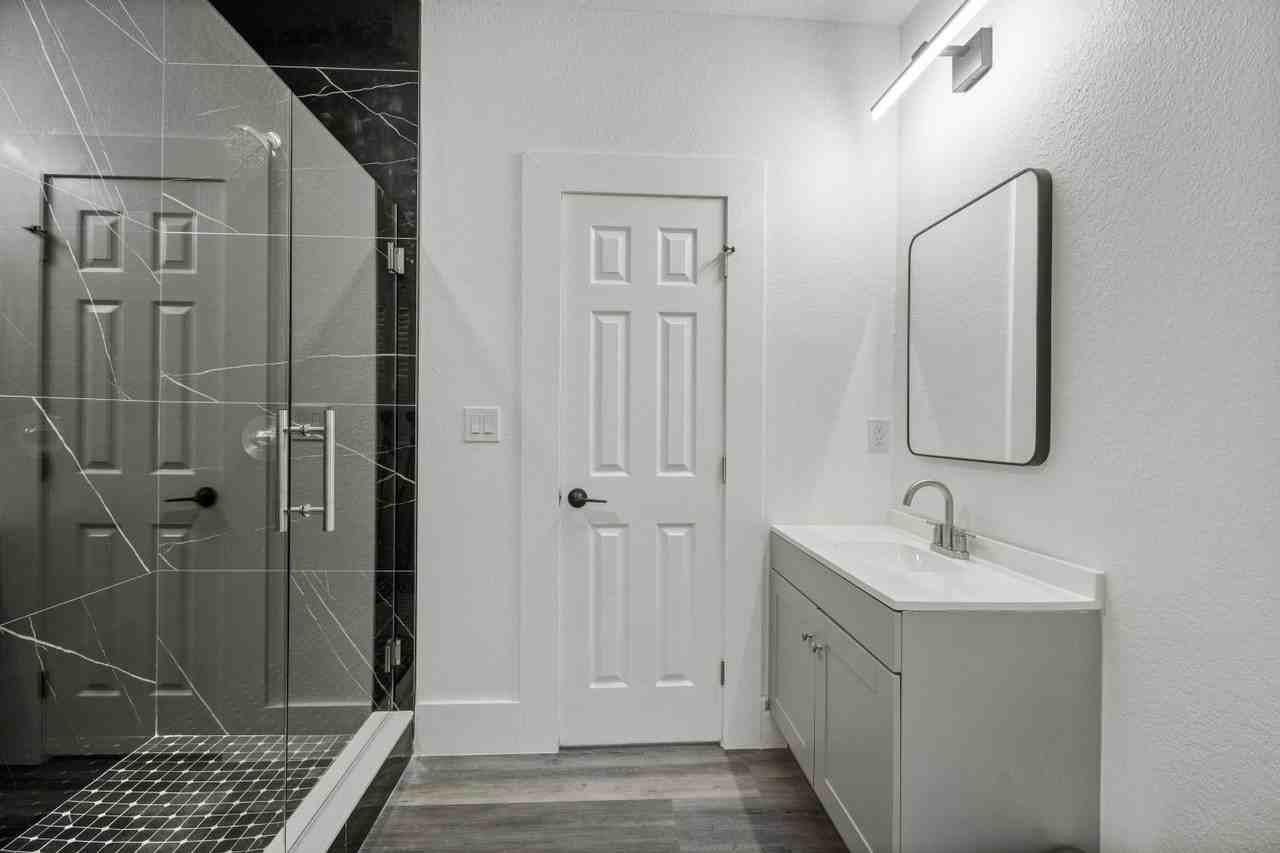 806 E Chelsea St #4 - Photo 2 of 13