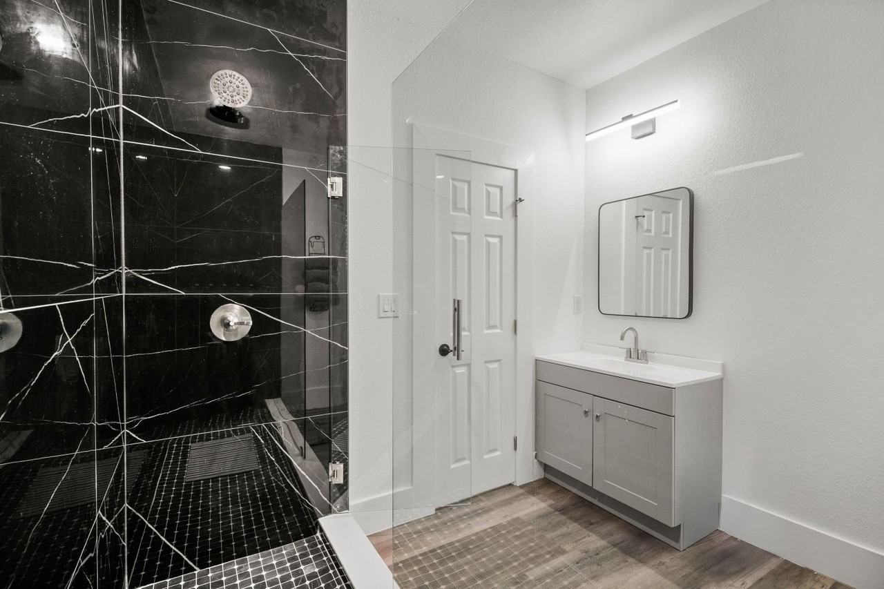 806 E Chelsea St #4 - Photo 3 of 13