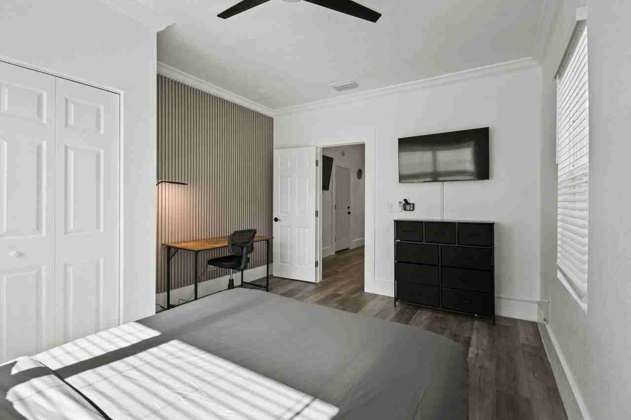 806 E Chelsea St #4 - Photo 5 of 13