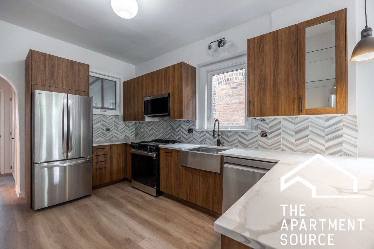 2206 W Erie St #3 - Photo 2 of 11