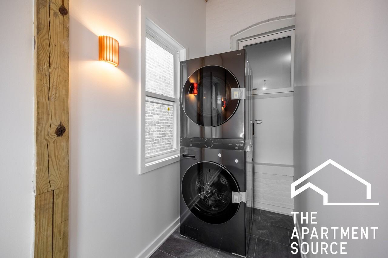 2206 W Erie St #3 - Photo 3 of 11