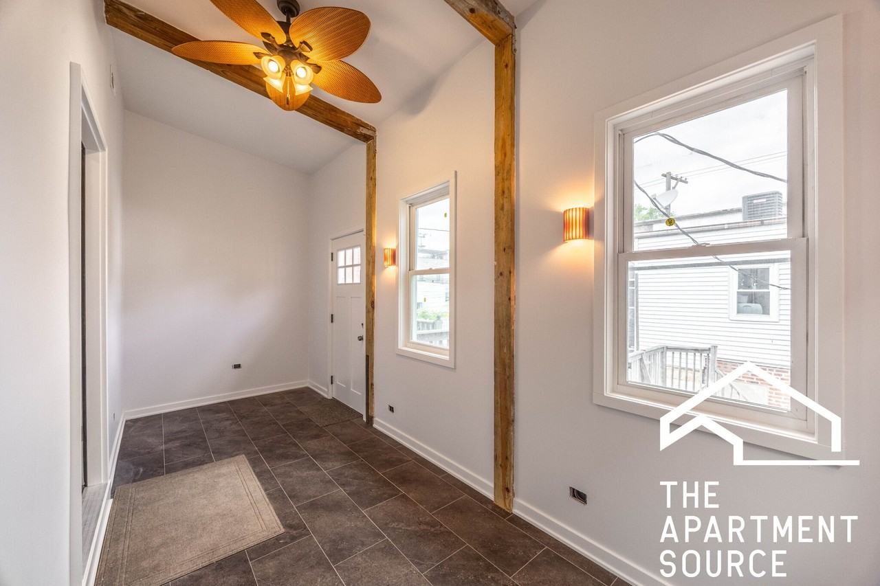 2206 W Erie St #3 - Photo 4 of 11
