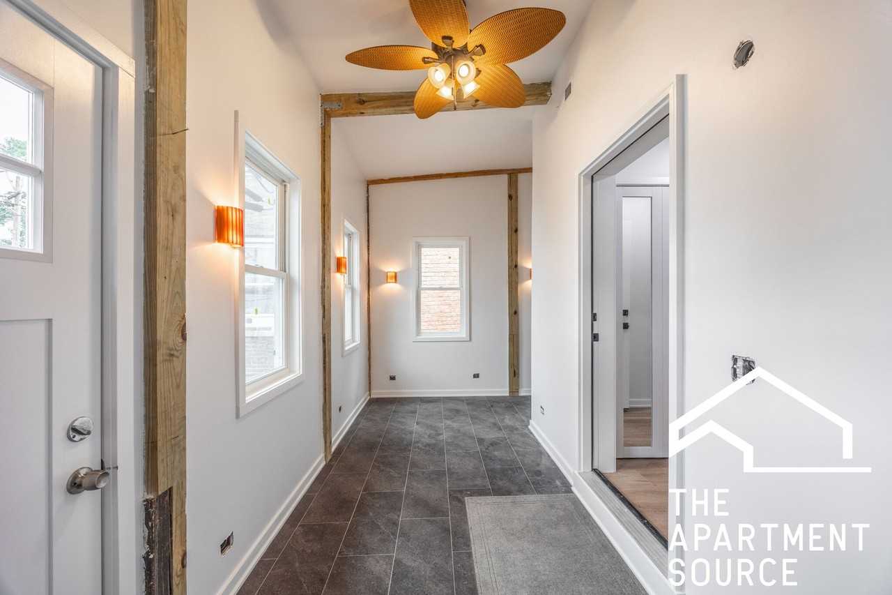 2206 W Erie St #3 - Photo 5 of 11