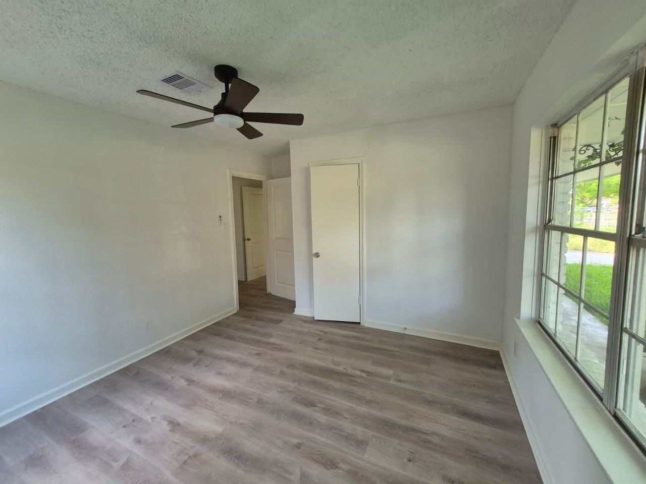 10221 Bretton Dr - Photo 3 of 20