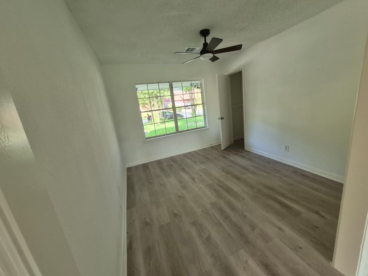 10221 Bretton Dr - Photo 5 of 20