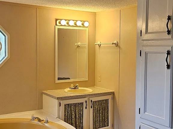 3366 Shoreland Dr - Photo 3 of 9