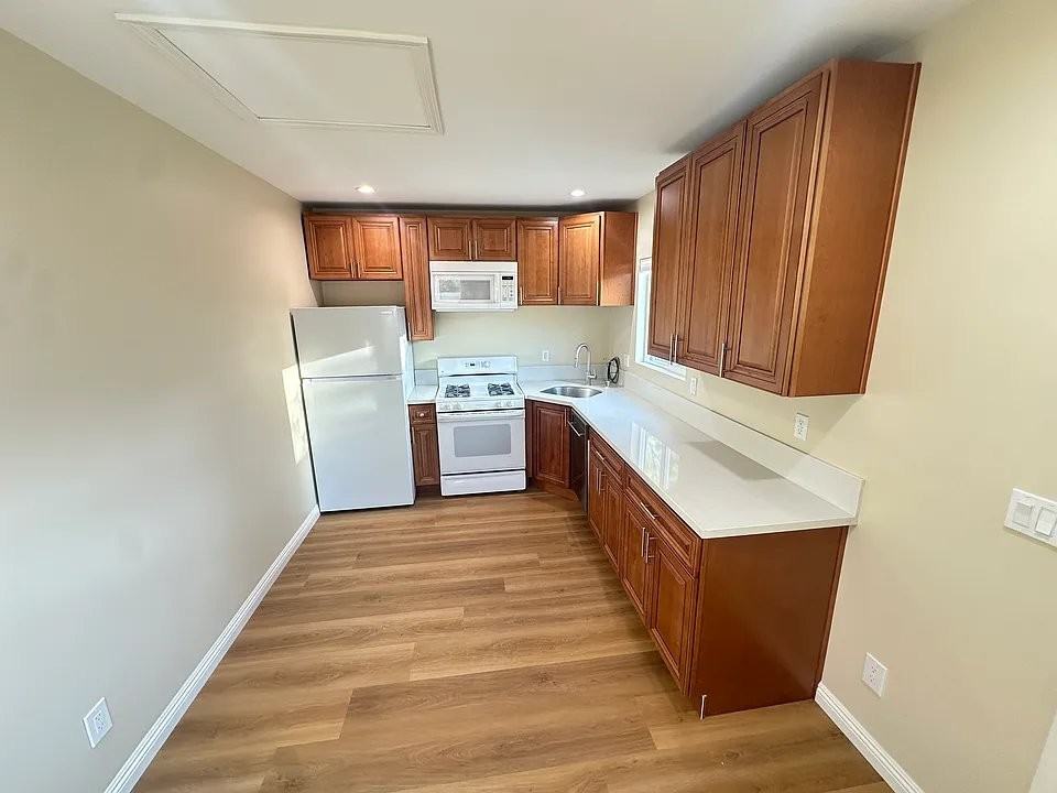10644 1/2 Pinewood Ave - Photo 3 of 11