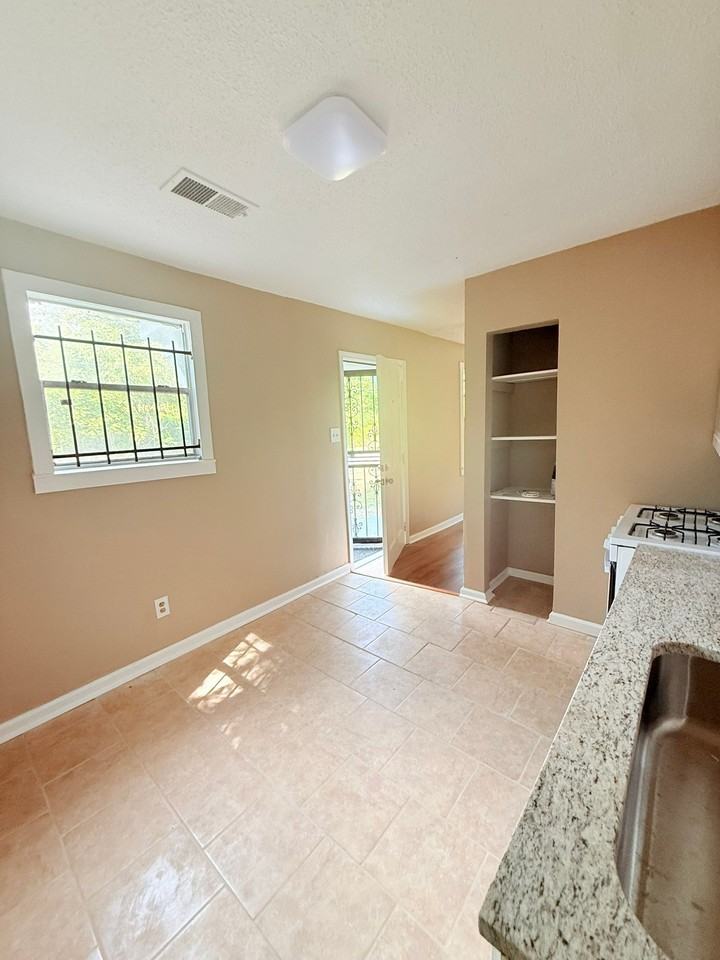 931 Calvin Rd - Photo 3 of 15