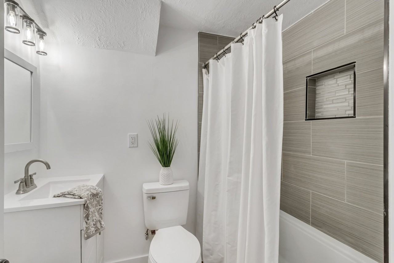 856 N 100 E - Photo 6 of 8