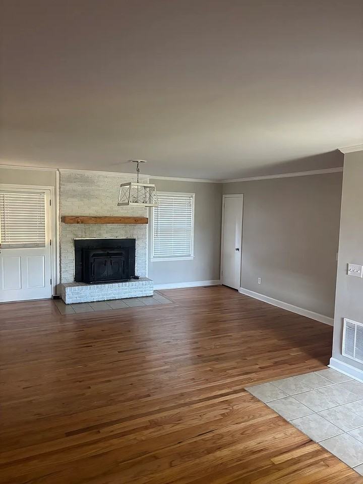 102 E C St - Photo 2 of 7