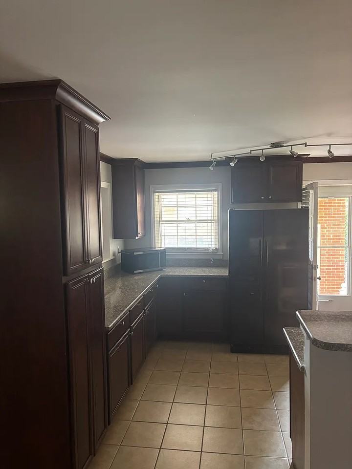 102 E C St - Photo 4 of 7
